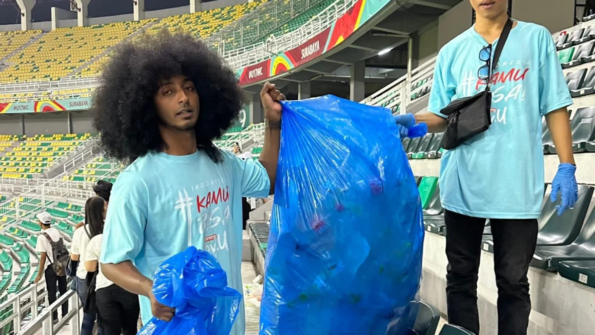 aksi suporter bersih sampah