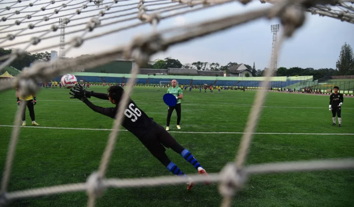 latihan kiper akademi persib