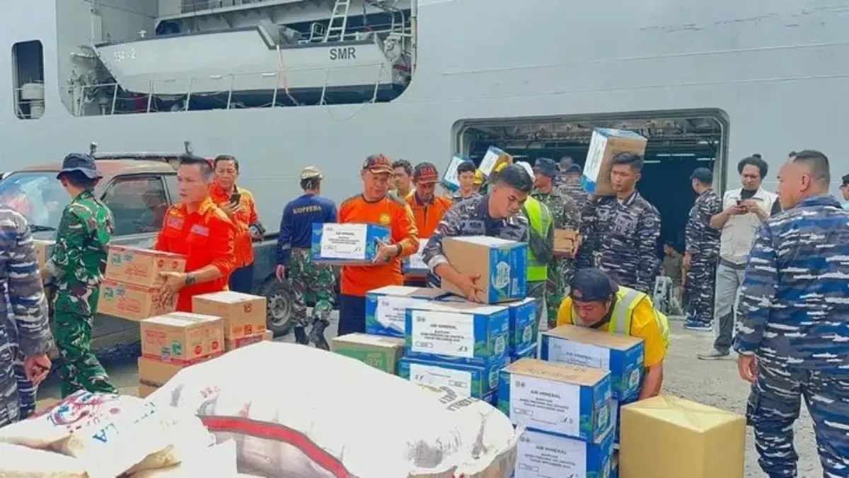 KRI Semarang-594 Tiba di Nias, TNI AL Salurkan Bantuan Kemanusiaan untuk Korban Banjir Penyaluran bantuan
