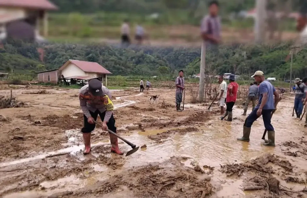 Polres Aceh Tengah Bersama TNI dan Warga Gencarkan Gotong Royong Pascabencana Kerja sama