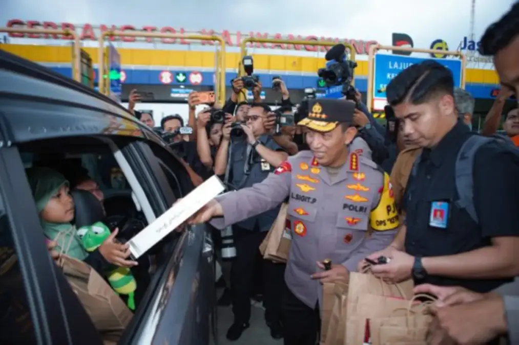 GT Kalikangkung Jadi Sorotan Mudik 2026, Kapolri Turun Langsung Pastikan Perjalanan Aman Sapa pemudik