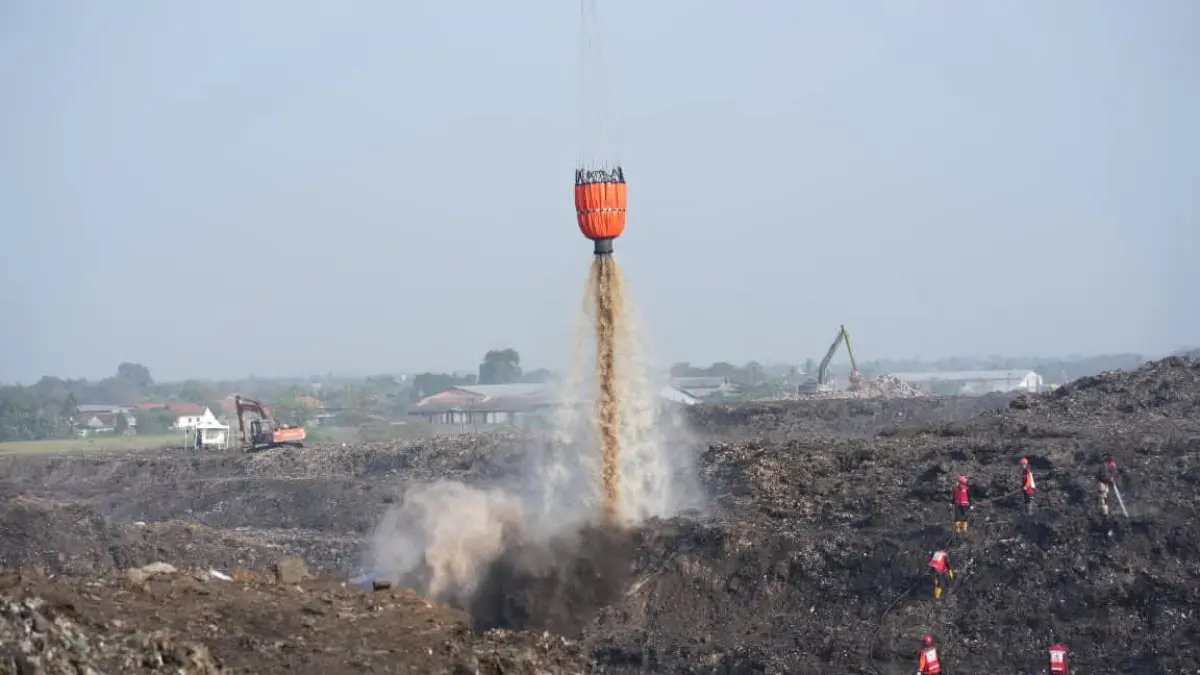 TPA Jatiwaringin Akhirnya Padam 100 Persen! Ribuan Liter Air Diguyur dari Udara Padam